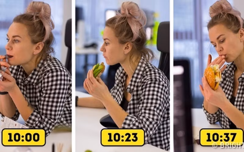 Thèm ăn không kiểm soát: Sự mất cân bằng hormone khiến chúng ta không kiểm soát được những cơn đói. Các bác sĩ phát hiện ra rằng, có hai loại hormone cần được cân bằng để kiểm soát cơn đói là leptin và ghrelin. Trong đó, leptin làm giảm cơn đói khi chúng ta dung nạp thức ăn và ghrelin có chức năng báo cho chúng ta biết khi nào đến giờ ăn.