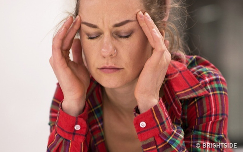 Đau đầu thường xuyên: Theo các chuyên gia nội tiết, bệnh cạnh lý do căng thẳng và mệt mỏi khiến bạn bị đau đầu, thì còn nguyên nhân khác là do mức estrogen thấp. Estrogen là nội tiết tố nữ được sản xuất trong buồng trứng và kiểm soát tất cả các quá trình trao đổi chất trong não và tủy sống. Đó là lý do tại sao nếu có quá nhiều hoặc quá ít estrogen, bạn có thể bị chứng đau nửa đầu hoặc luôn có tâm trạng xấu.