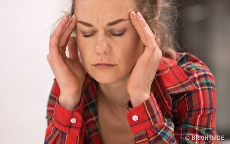 Đau đầu thường xuyên: Theo các chuyên gia nội tiết, bệnh cạnh lý do căng thẳng và mệt mỏi khiến bạn bị đau đầu, thì còn nguyên nhân khác là do mức estrogen thấp. Estrogen là nội tiết tố nữ được sản xuất trong buồng trứng và kiểm soát tất cả các quá trình trao đổi chất trong não và tủy sống. Đó là lý do tại sao nếu có quá nhiều hoặc quá ít estrogen, bạn có thể bị chứng đau nửa đầu hoặc luôn có tâm trạng xấu.