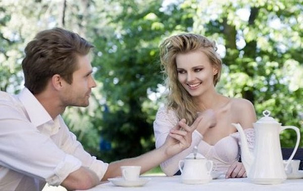 Ngoài ra, bạn có thể có những lời nói bông đùa luôn tạo không khí thoải mái, thân thiện với anh ấy. Bởi bạn hoàn toàn có thể thu hút chàng bằng sự thông minh và sự vui tính của mình.