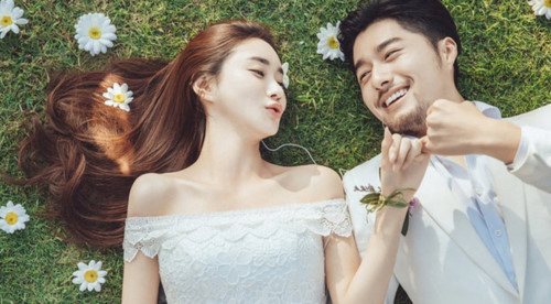 Biết lùi lại phía sau Nam giới, đặc biệt người thành công, không thích phụ nữ hơn mình. Vì thế khi yêu, người phụ nữ đừng kiêu ngạo về bất cứ điều gì, đôi khi lùi lại một bước và nhường sân khấu cho người đàn ông của mình. Thông minh, sắc sảo thôi thì chưa đủ tiêu chuẩn để trở thành vợ của kiểu nam giới này, mà cái họ cần là người phụ nữ biết sẻ chia gánh nặng khi mệt mỏi.