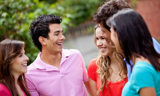 Biết tạo không khí vui vẻ trong những cuộc nói chuyện Đàn ông tuổi này thích phụ nữ nhã nhặn, ôn hòa. Do đó bạn hãy suy nghĩ kỹ trước khi nói, hãy nói những câu chuyện mà bạn có độ hiểu biết nhất định và trả lời ngắn gọn, đủ ý cũng như khơi gợi nội dung tiếp theo.