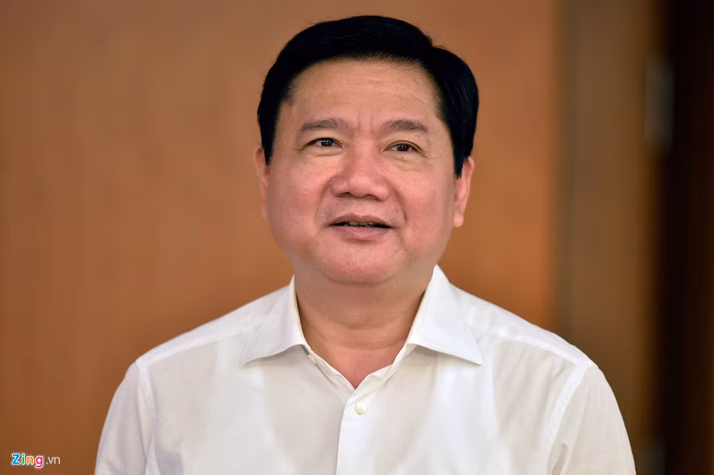 Ông Đinh La Thăng (SN 1960 tại Nam Định) xuất phát là kế toán viên tại Công ty Cung ứng vật tư thuộc Tổng công ty Xây dựng thủy điện Sông Đà. Con đường quan lộ của ông thuận lợi và liên tục trải qua nhiều vị trí quan trọng tại Tổng Công ty Sông Đà, Tập đoàn Dầu khí Quốc gia Việt Nam, Bộ Giao thông Vận tải... Nguồn ảnh: Zing