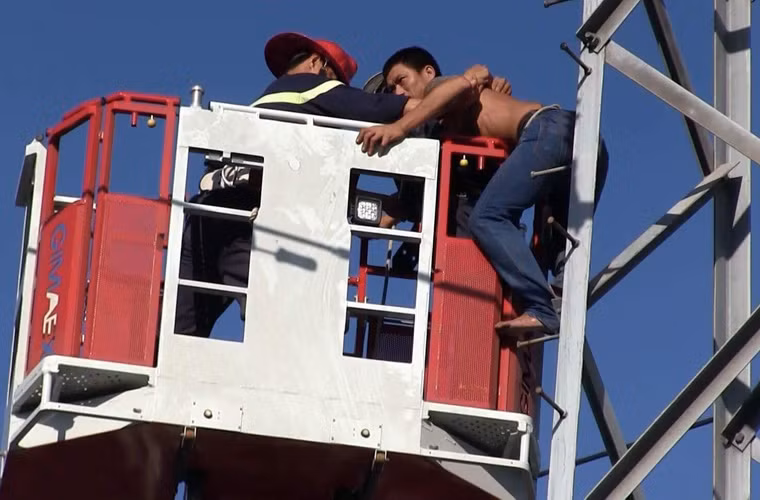 Xe thang hiện đại của PCCC được điều tới hiện trường giải cứu.