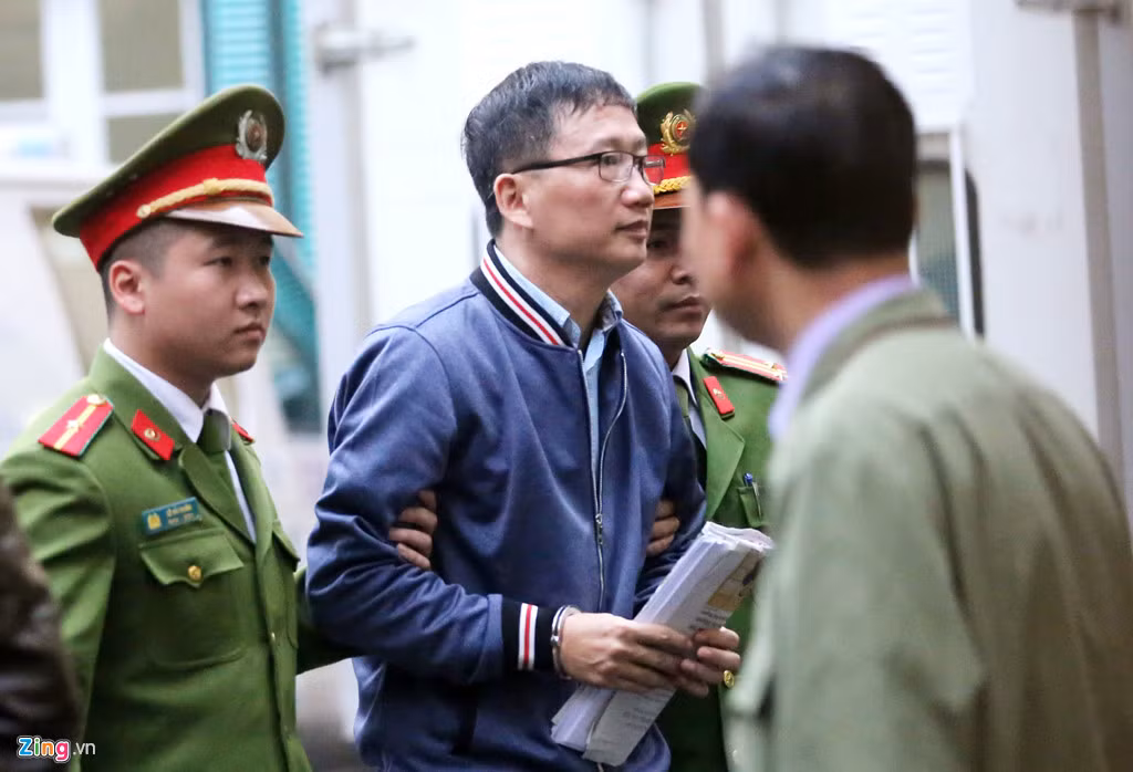 Bị cáo Trịnh Xuân Thanh - nguyên chủ tịch HĐQT kiêm tổng giám đốc PVC ngoài hành vi cố ý làm trái chung với ông Đinh La Thăng, còn bị truy tố thêm tội Tham ô tài sản, số tiền 4 tỉ đồng - bị truy tố theo khung hình phạt có mức án từ 20 năm tù, tù chung thân hoặc tử hình. Nguồn ảnh: Zing