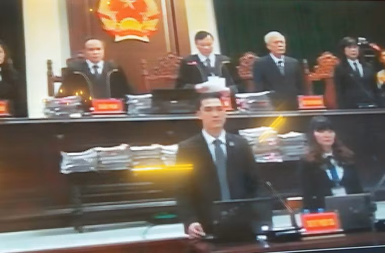 Sáng nay, phiên tòa xét xử vụ án “Cố ý làm trái quy định của Nhà nước về quản lý kinh tế gây hậu quả nghiêm trọng" và "Tham ô tài sản" xảy ra tại Tập đoàn Dầu khí Việt Nam (PVN) và Tổng công ty cổ phần Xây lắp Dầu khí Việt Nam (PVC) gây thiệt hại 119 tỷ đồng diễn ra tại TAND TP Hà Nội. Như thông tin được công bố trước đó, Hội đồng xét xử phiên tòa gồm 5 người: hai thẩm phán và ba hội thẩm nhân dân. Thẩm phán Nguyễn Ngọc Huân làm chủ tọa phiên tòa xét xử ông Đinh La Thăng, Trịnh Xuân Thanh và đồng phạm.