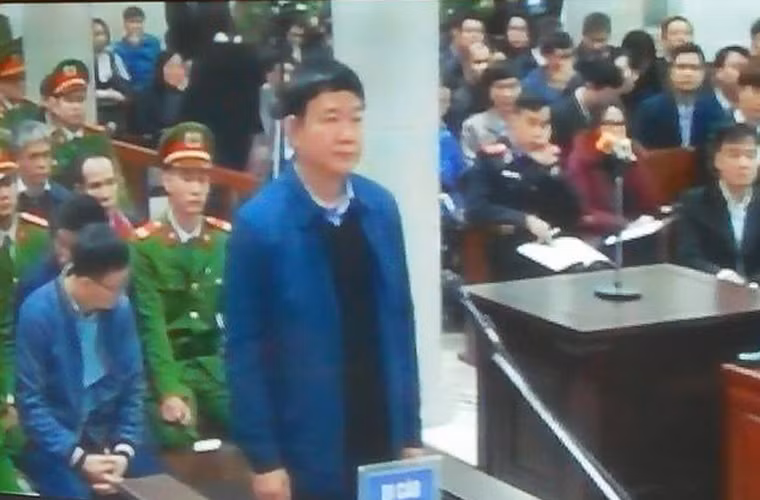 8h20 phút phiên tòa bắt đầu với phần thẩm vấn kiểm tra thông tin căn cước, trước tiên là ông Đinh La Thăng.