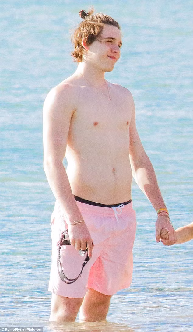 Con trai cả nhà Beck-Vic, Brooklyn khoe làn da trắng hồng như con gái trên bãi biển Hy Lạp.