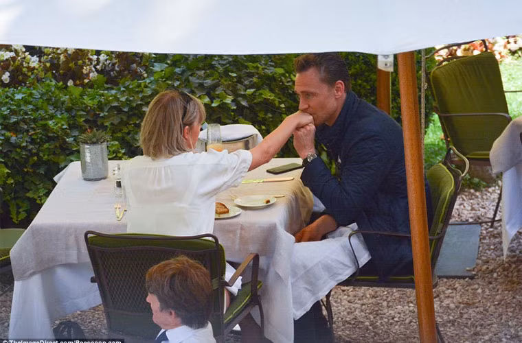 Tom hôn tay Taylor ngọt ngào khi dừng chân ăn trưa.