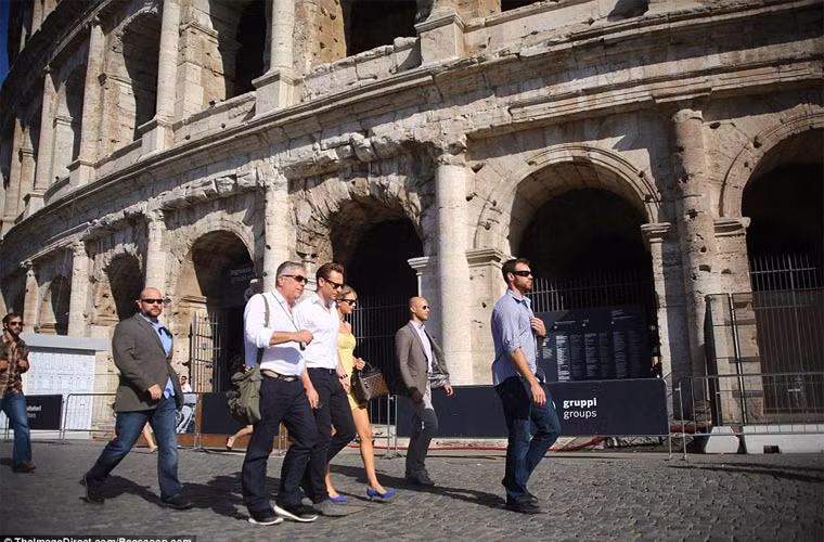 Cùng đi với Taylor và Tom là 5 vệ sĩ và một hướng dẫn viên riêng.