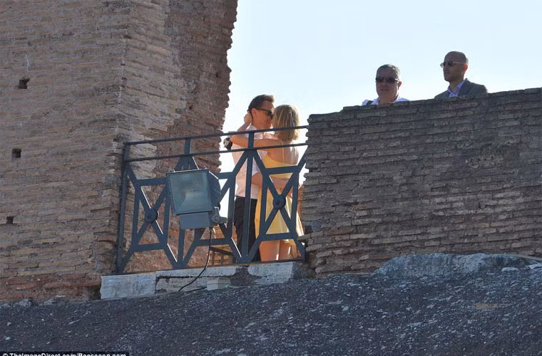 Mặc kệ khách du lịch, vệ sĩ xung quanh, Tom và Taylor cứ mải miết ôm ấp, hôn nhau đắm đuối.