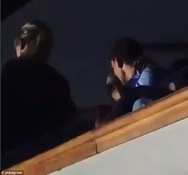 Nữ ca sĩ không ngăn được tình cảm nồng cháy của mình và trao cho Tom một nụ hôn ngay trên khán đài.