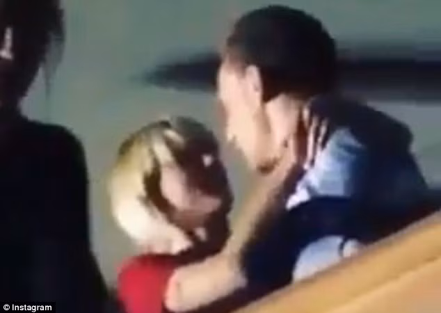 Trong buổi diễn của cô bạn thân Selena Gomez, Taylor dường như không chú tâm xem bằng việc cứ ôm riết lấy Tom.