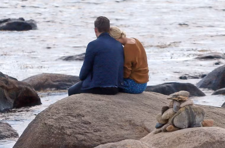 “Taylor đã không còn buồn về chuyện chia tay với Calvin nữa. Cô ấy biết làm thế là tốt cho cả hai” – một nguồn tin cho hay. Biết tin Taylor nhanh chóng tìm được tình mới, Calvin cũng xóa thông báo về chuyện chia tay Taylor và chặn account của cô trên Twitter của anh.