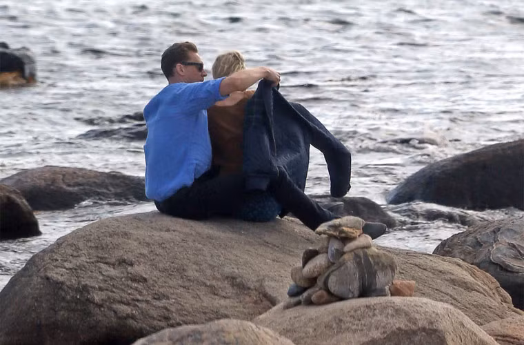 Tom tỏ khoác áo cho Taylor khi cô bị lạnh.
