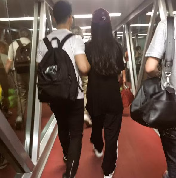 Đi đến đâu, Huỳnh Hiểu Minh cũng khoác tay vợ rất tình cảm.