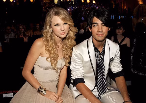 Mối tình đầu của Taylor Swift chớm nở khi cô 19 tuổi. Taylor hẹn hò với nam ca sĩ Joe Jonas, thành viên nhóm Jonas Brothers vào năm 2008, nhưng vài tháng sau hai người đã chia tay.