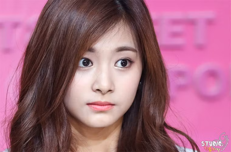 Tzuyu nhóm TWICE là ca sĩ người Đài Loan, tên thật của cô là Chu Tử Du. Tzuyu được chọn làm thành viên nhóm TWICE qua show truyền hình thực tế Sixteen. Cô là gương mặt đại diện của nhóm và góp mặt trong bảng xếp hạng 100 người đẹp nhất thế giới của trang web điện ảnh TC Candler's.