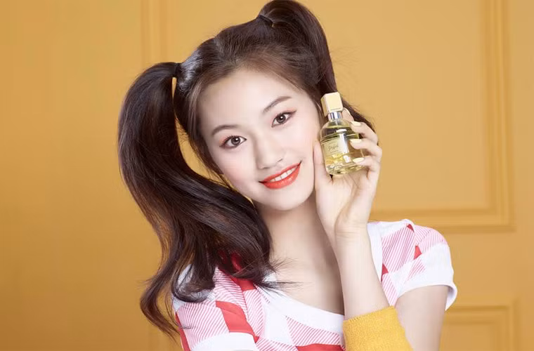 Nữ ca sĩ Kim Doyeon là một trong những ngôi sao vừa tài năng vừa xinh đẹp của nhóm I.O.I. Kim Doyeon được nhận xét là có giọng hát ấn tượng và là một trong những thành viên có vẻ đẹp tự nhiên nhất chương trình Mnet Produce 101.
