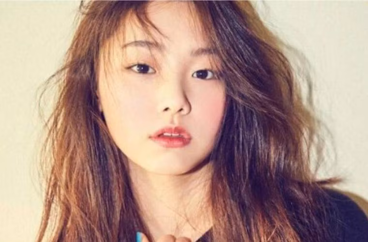 Kang Mina nhóm I.O.I. Mới đây, công ty giải trí Jellyfish Entertainment tuyên bố sẽ rút Kang ra khỏi nhóm I.O.I để xếp cô vào nhóm nhạc nữ mới của Jellyfish Entertainment.