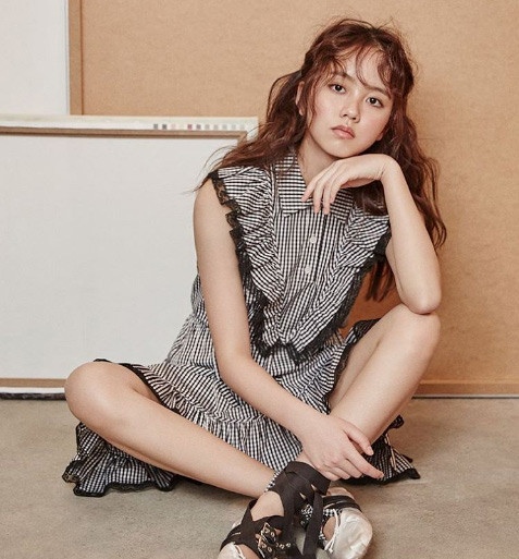 Kim So Hyun là gương mặt ngôi sao Hàn Quốc được nhiều người ưa thích. Cô bắt đầu nghiệp diễn từ năm 10 tuổi và nổi tiếng qua loạt phim truyền hình như Mặt trăng ôm mặt trời, Nhớ em. So Hyun bắt đầu được mời vào các vai diễn trưởng thành hơn trong các bộ phim Who Are You 2015, Chủ nhiệm hắc ám, Page Turner.