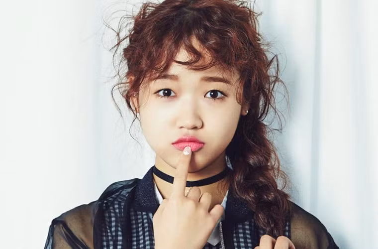 Nữ ca sĩ Choi Yoojung nhóm I.O.I được fan nhận xét là một trong những thực tập sinh xinh xắn và dễ thương nhất tham gia chương trình tìm kiếm nhóm nhạc girlgroup mới có tên Mnet Produce 101.