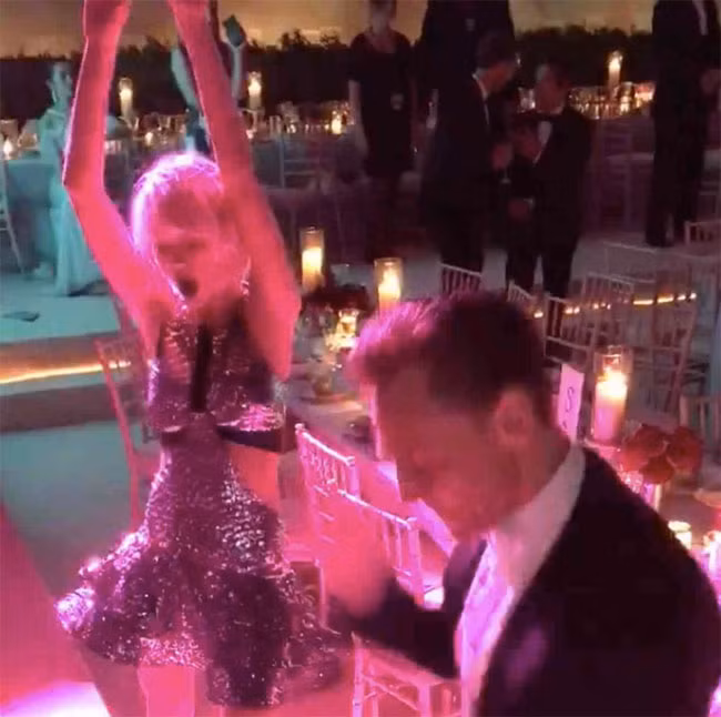 Khoảnh khắc Taylor Swift phải lòng Tom Hiddleston - Hình 4 Khoanh khac Taylor Swift phai long Tom Hiddleston-Hinh-4