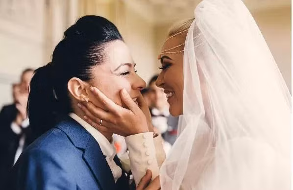 Cựu ca sĩ X Factor, Lucy Spraggan đã chính thức thành thân với bạn gái Georgina Gordon trong một đám cưới đồng tính ấm cúng và lãng mạn. 