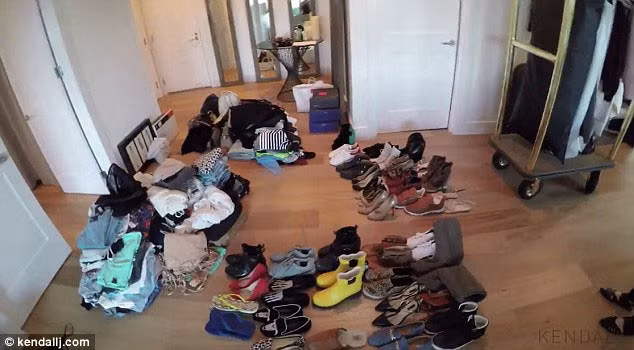 Thế nên, hai tháng một lần cô lại phải lọc bớt quần áo để mang đi làm từ thiện hoặc bán lại những thứ mà cô không mặc nữa trên eBay.