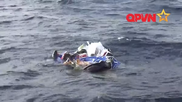 Mảnh vỡ máy bay CASA 212 trôi nổi trên biển.