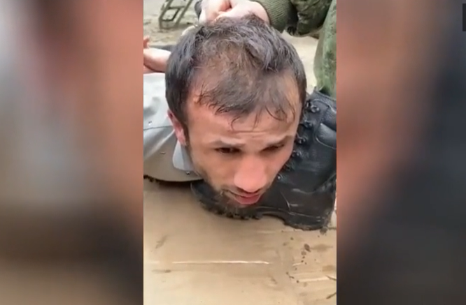 Cùng ngày 23/3, Tổng biên tập RT Margarita Simonyan đã đăng một đoạn video về cuộc thẩm vấn một trong những nghi phạm vụ tấn công khủng bố. Đoạn video cho thấy một người đàn ông có râu bị khống chế, nằm trên mặt đất và khai bằng tiếng Nga không thạo về việc đã được trả tiền như thế nào để thực hiện vụ tấn công.