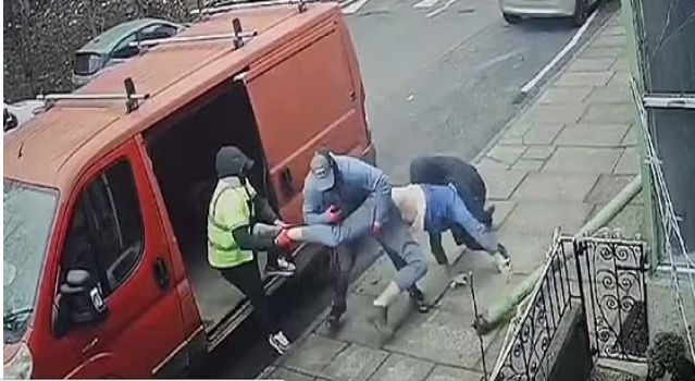 Khoảnh khắc người đàn ông bị bắt cóc giữa ban ngày gây sốc Khoanh khac nguoi dan ong bi bat coc giua ban ngay gay soc