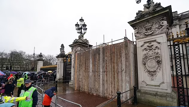 Bắt giữ tài xế lao xe vào cổng Cung điện Buckingham Bat giu tai xe lao xe vao cong Cung dien Buckingham