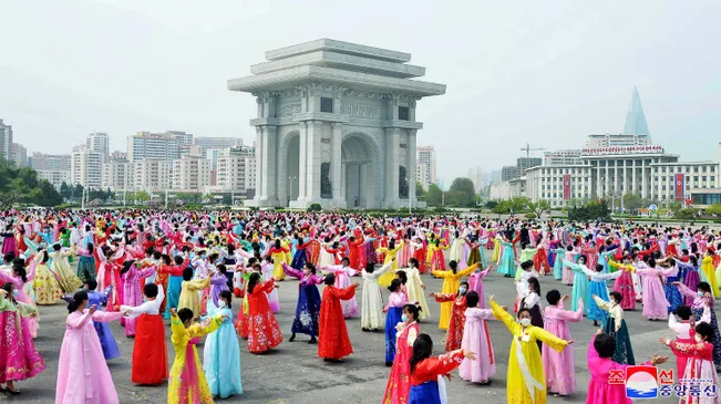 Bức ảnh được chụp ngày 25/4/2022 và được Hãng Thông tấn Trung ương Triều Tiên (KCNA) công bố vào ngày 26/4/2022 ghi lại cảnh người dân nhảy múa tập thể ở quảng trường Khải Hoàn Môn, Bình Nhưỡng, nhân kỷ niệm 90 năm Ngày thành lập Quân đội Cách mạng Nhân dân Triều Tiên (KPLA).