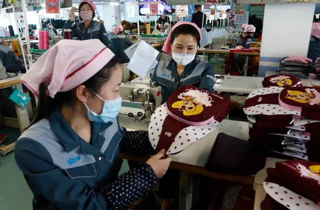 Các công nhân tại một nhà máy ở Bình Nhưỡng làm những chiếc cặp cho học sinh ngày 21/5/2021.