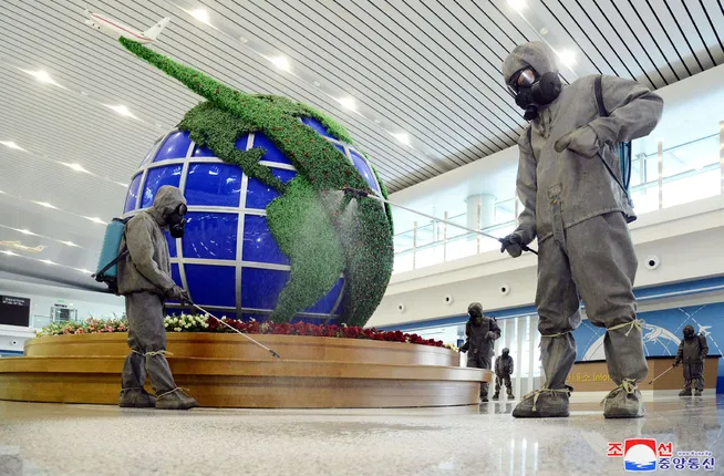 Các nhân viên phun khử trùng tại sân bay quốc tế Bình Nhưỡng để phòng chống COVID-19, ngày 10/6/2022.