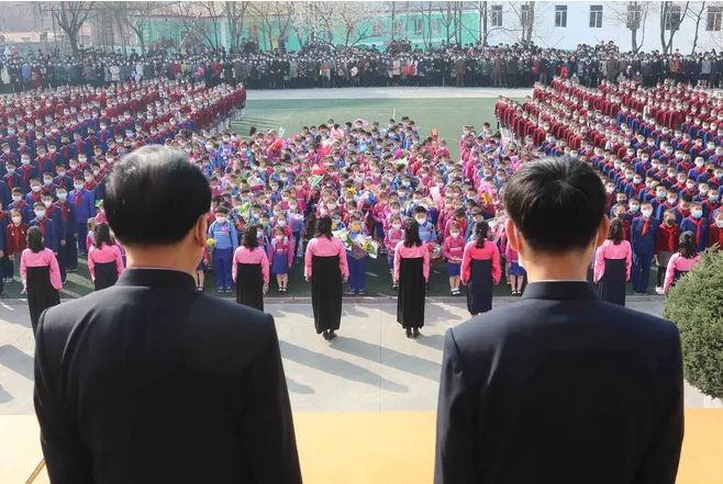 Bức ảnh này được phóng viên của hãng AP ghi lại tại Trường Tiểu học Minhung ở Moranbong, thủ đô Bình Nhưỡng, Triều Tiên, ngày 1/4/2023. (Nguồn: USA Today, AP, Getty)