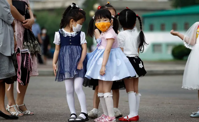 Các em nhỏ chờ xe buýt ở Bình Nhưỡng ngày 19/6.