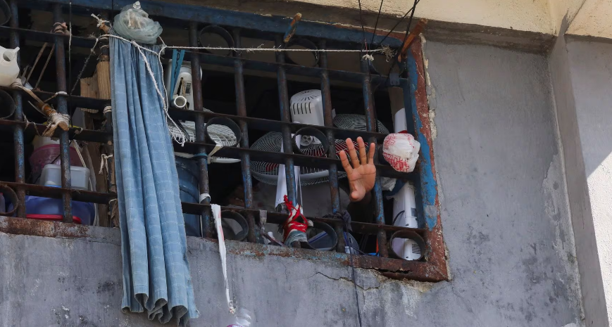 Trong một tuyên bố, Chính phủ Haiti cho biết cảnh sát đã cố gắng đẩy lùi cuộc tấn công của băng đảng nhằm vào nhà tù quốc gia và một cơ sở khác có tên Croix des Bouquets. Ông Esperance cho hay hiện chưa rõ có bao nhiêu tù nhân trốn thoát khỏi nhà tù thứ hai, nơi có 1.450 tù nhân.