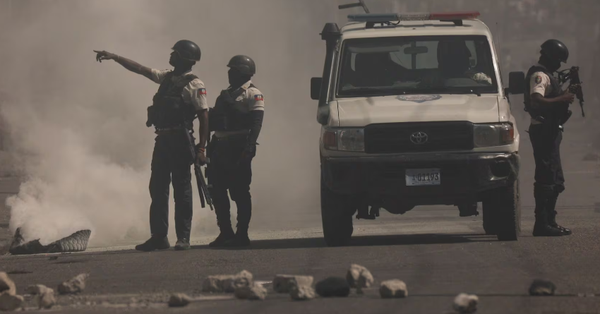 Cảnh sát Haiti được triển khai trên đường phố Port-au-Prince.