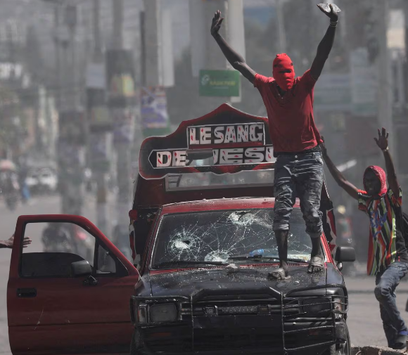 Một người đàn ông che mặt kêu gọi người biểu tình dừng lại trong cuộc biểu tình phản đối chính phủ của Thủ tướng Ariel Henry và tình trạng mất an ninh, ở Port-au-Prince, hôm 1/3.