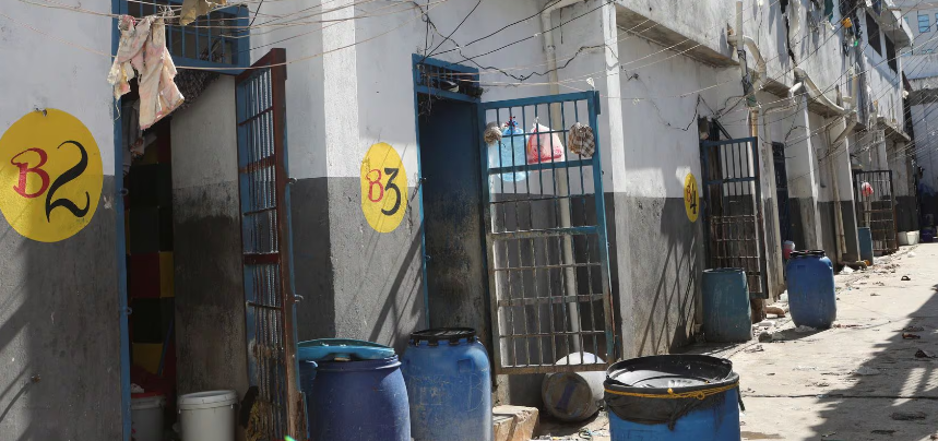 Cụ thể, tối 2/3, các băng nhóm do Jimmy Cherizier, cựu cảnh sát và hiện là thủ lĩnh băng đảng khét tiếng, cầm đầu đã tấn công nhà tù quốc gia ở thủ đô Port-au-Prince. Pierre Esperance thuộc Mạng lưới Quốc gia Bảo vệ Nhân quyền cho biết chỉ có khoảng 100 trong số 3.800 tù nhân còn lại bên trong trại giam sau vụ tấn công.