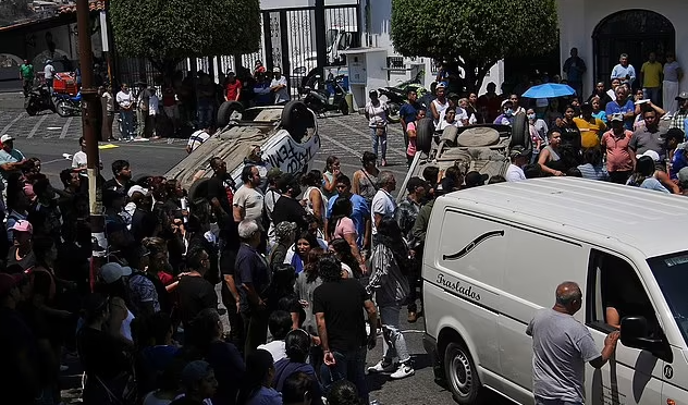 Đám đông đánh nữ nghi phạm giết người đến chết trước mặt cảnh sát Dam dong danh nu nghi pham giet nguoi den chet truoc mat canh sat