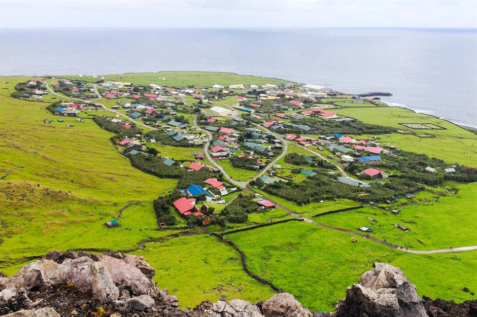 4. Tristan da Cunha, Saint Helena. Hòn đảo Tristan da Cunha nằm giữa Đại Tây Dương là nơi sinh sống của khoảng 239 cư dân. Trên đảo có bệnh viện, cửa hàng tạp hóa và bưu điện, cung cấp những thứ cần thiết cho người dân địa phương.