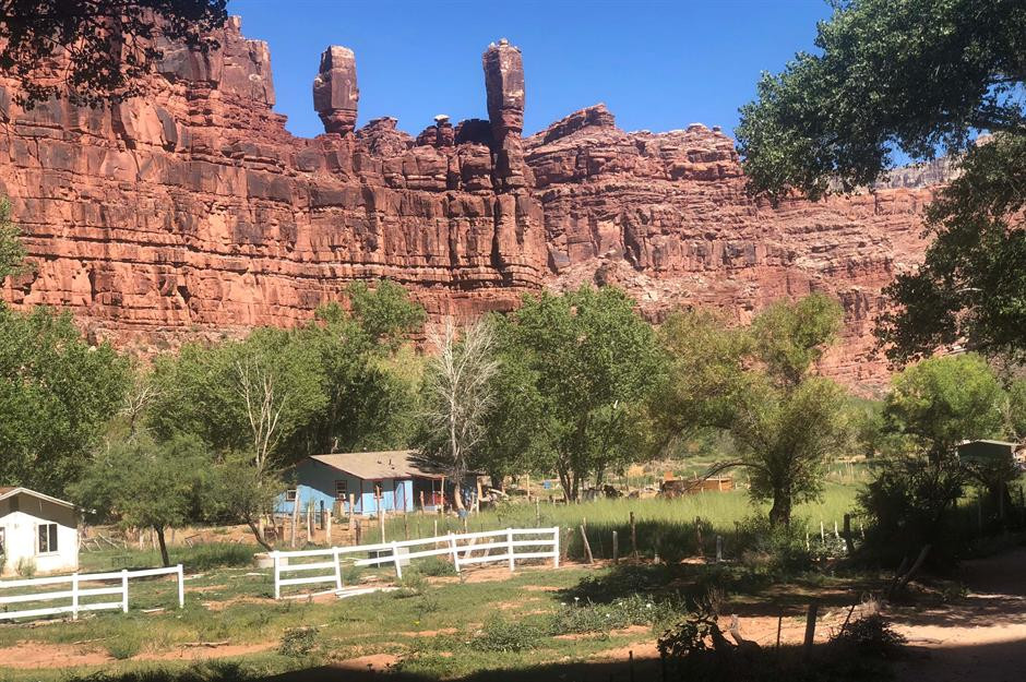 3. Supai, Arizon, Mỹ. Cộng đồng Supai hẻo lánh này nằm trong khu vực được gọi là Hẻm núi Havasu. Bạn chỉ có đến được vùng đất này bằng trực thăng, con la hoặc đi bộ. Nơi đây khiến bạn cảm giác như đang sống ở nơi tận cùng Trái đất.