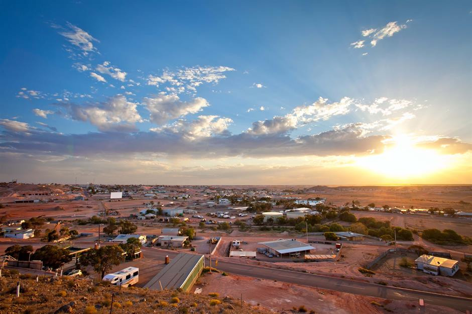 2. Coober Pedy ở Australia. Thị trấn Coober Pedy là một trong những nơi khắc nghiệt nhất trên Trái đất, với hơn 4.000 giờ nắng mỗi năm và hầu như không có mưa.