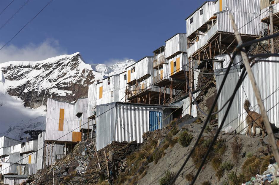 Người dân sống tại đây thường chỉ sống đến 30 - 35 tuổi do mắc các bệnh về phổi, các bệnh nhiễm trùng đường hô hấp khác, vấn đề về thần kinh gây mất trí nhớ, dị tật, bại liệt và thậm chí tử vong.