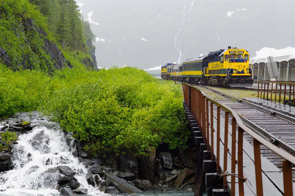 Du khách chỉ có thể đến Whittier bằng đường hầm một làn xuyên qua núi. Hơn nữa, thị trấn còn có lệnh giới nghiêm, vì đường hầm đóng cửa lúc 22h30 và nếu bạn bỏ lỡ thời điểm vào cuối cùng, bạn có thể sẽ phải ngủ trong ô tô hoặc tìm nơi nào khác.