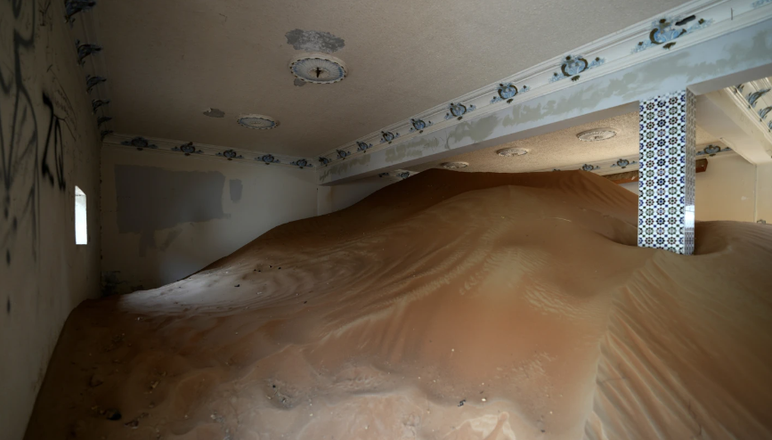 Ngày nay, sa mạc đang dần chiếm lại ngôi làng. Cát tràn vào các ngôi nhà, thậm chí gần chạm tới trần.