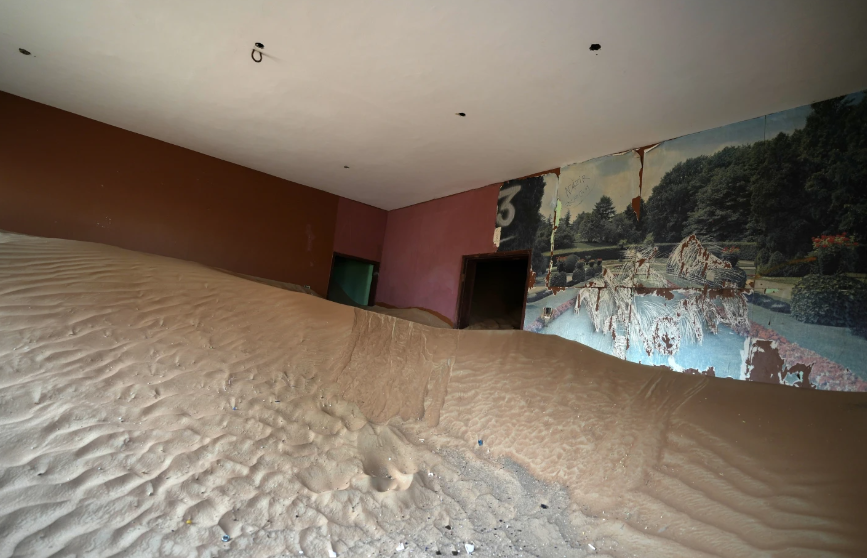 Ngày nay, người ta có thể nhìn thấy hướng dẫn viên du lịch dẫn các nhóm du khách đi qua ngôi làng bị bỏ hoang. Nơi này cũng trở thành bối cảnh cho các video ca nhạc và những màn trình diễn hoành tráng,...